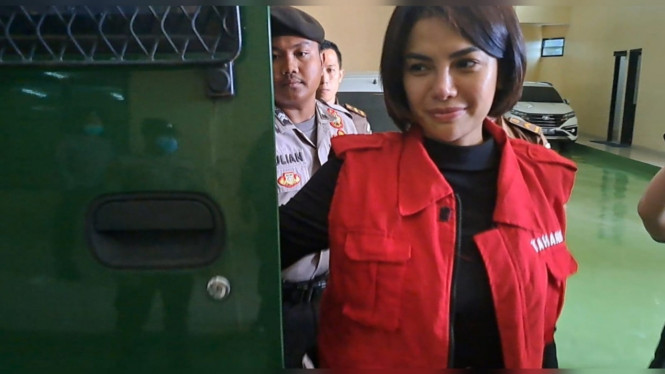 Intipseleb/Tiya Sukmawati