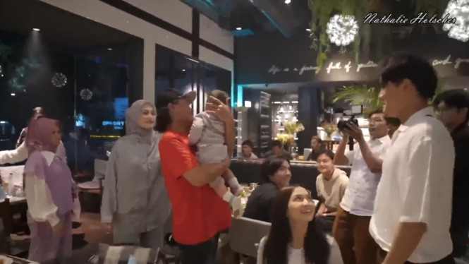 YouTube/NATHALIE HOLSCHER