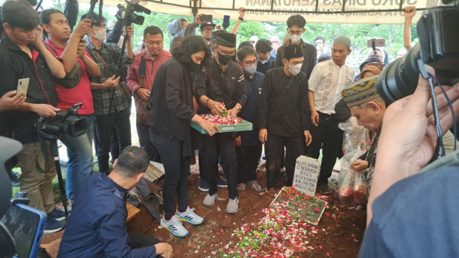 Intipseleb/Tiya Sukmawati