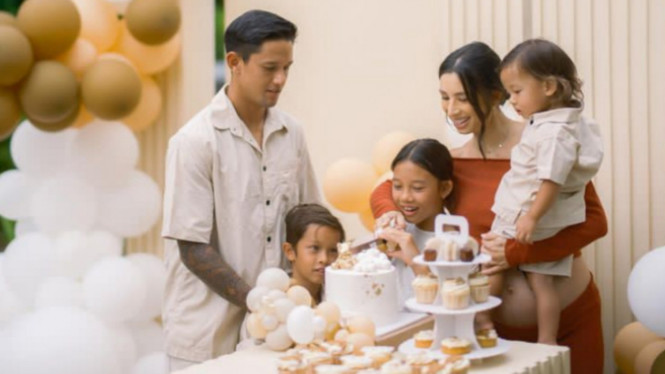 Instagram/@jenniferbachdim