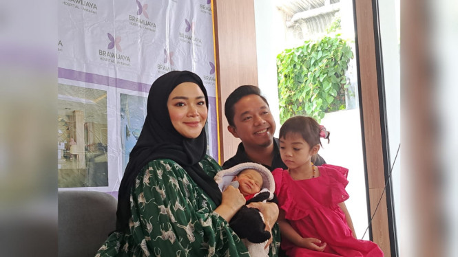 Intipseleb/Tiya Sukmawati