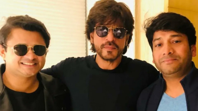 6 Potret Shah Rukh Khan Ajak Fans ke Hotel Jam 2 Pagi, Dicium Fans