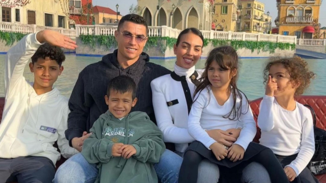 7 Potret Georgina Rodriguez Wisata di Arab, Mesra sama Ronaldo dengan