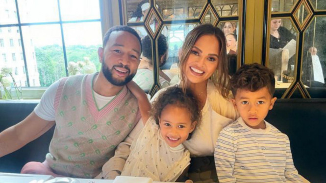 Instagram/@chrissyteigen