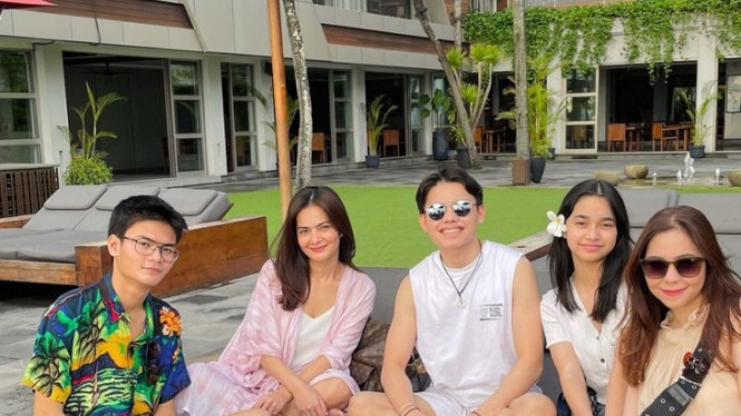 Instagram/cuttarryofficial