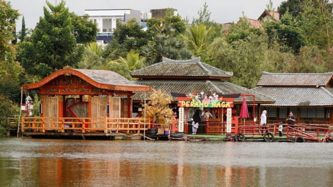 Instagtam/floating.market.lembang