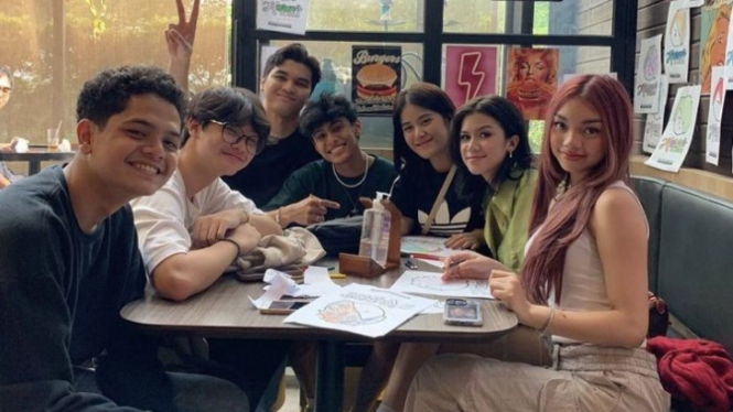 9 Momen Naura Ayu dan Temannya Saat Kunjungi Karen's Diner, Ditantang