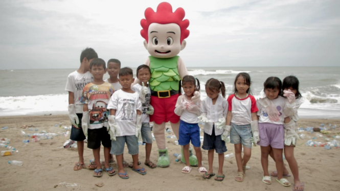 Bersama Anak-anak, Karakter Kiko Bersihkan Pantai dari Sampah Plastik