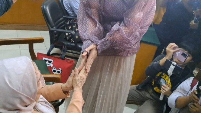 Intipseleb/Tiya Sukmawati