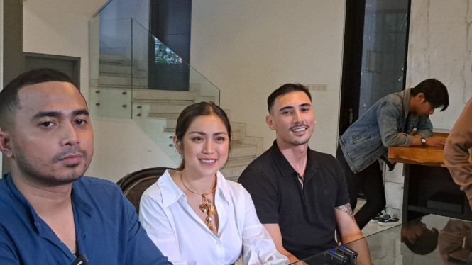 Intipseleb/Tiya Sukmawati