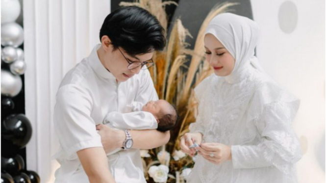 7 Potret Tasyakuran Aqiqah Anak Kedua Dinda Hauw, Anteng Sepanjang