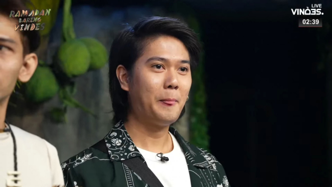 Iqbaal Ramadhan Pakai Anting dan Cincin, Netizen: Rada Melambai