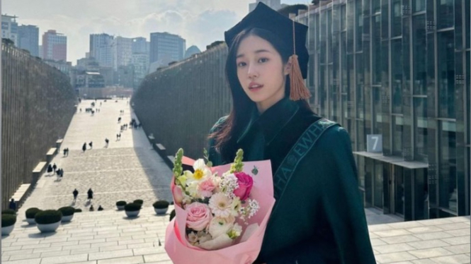 9 Potret Wisuda Roh Yoon Seo, Lulus dari Universitas Ternama