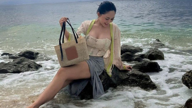 Instagram/@rachelvennya