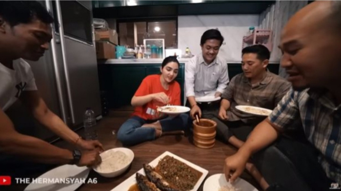 Bagikan Momen Buka Puasa Bersama, Cara Makan Ashanty Disebut Jorok