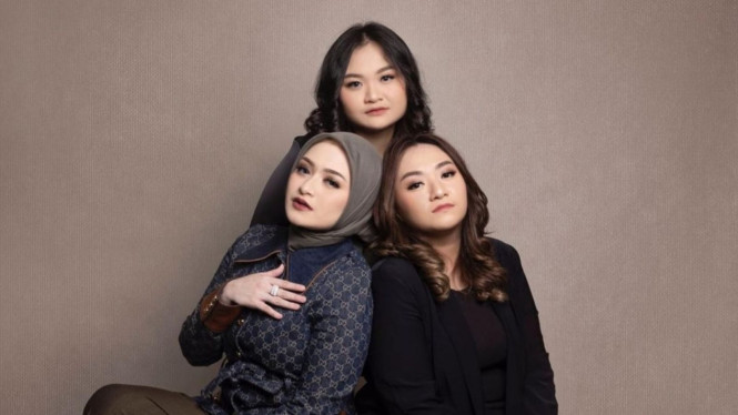 Instagram/nathalieholscher