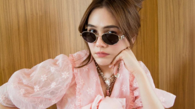 Instagram/ @chomismatrrialgirl