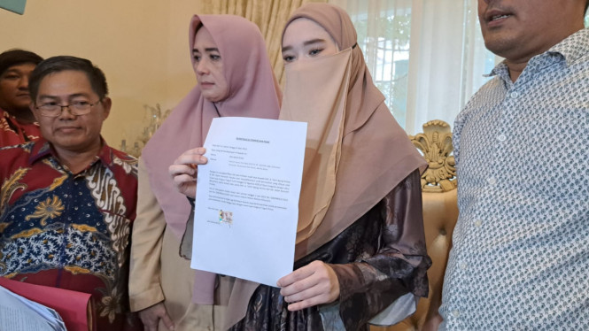 Intipseleb/Tiya Sukmawati