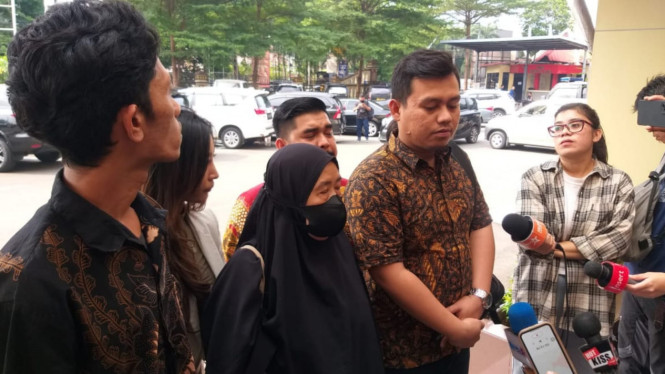 Intipseleb/Tiya Sukmawati