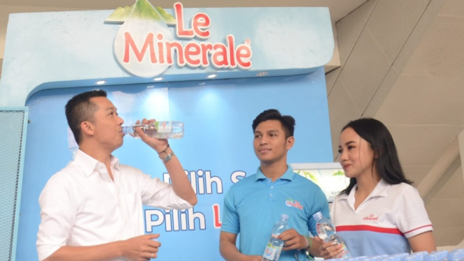 Taufik Hidayat Ingatkan Pentingnya Konsumsi Air Mineral