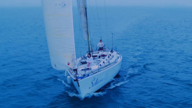 Lirik lagu How Can I Love the Heartbreak - Akmu