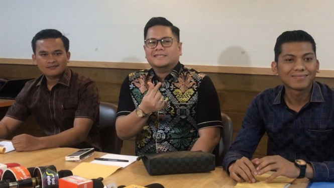 Rendy Kjaernett dan Syahnaz Selingkuh, Lady Nayoan Pilih Dekatkan Diri