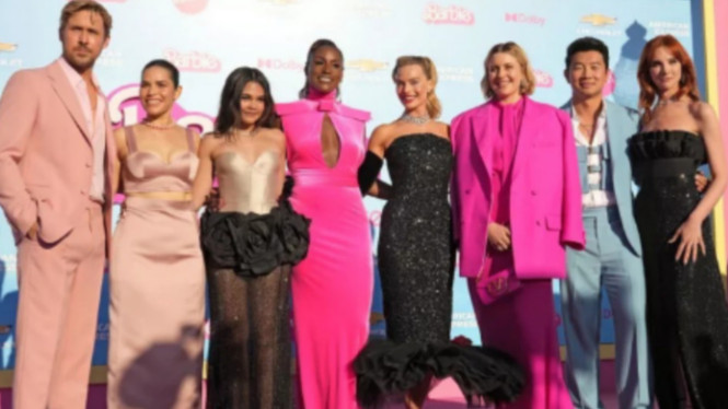 People - JC OLIVERA/SHUTTERSTOCK