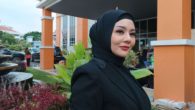 Mantap Berhijab, Jenita Janet Rela Sumbangkan Koleksi Wig Miliknya