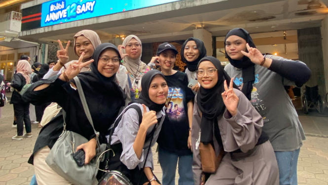 Jauh-jauh dari Thailand, Fans Tilly Birds Ini Sengaja Nonton Konser