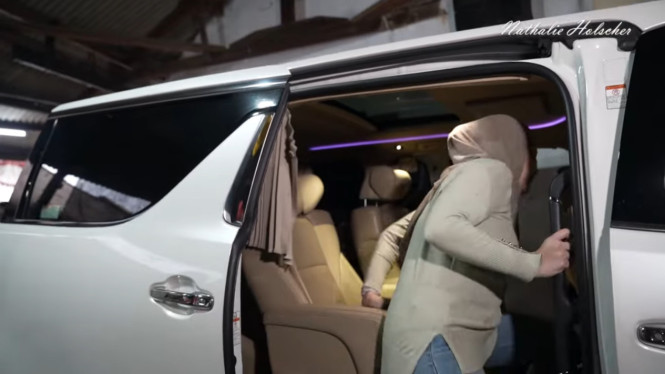 Youtube.com/NATHALIE HOLSCHER