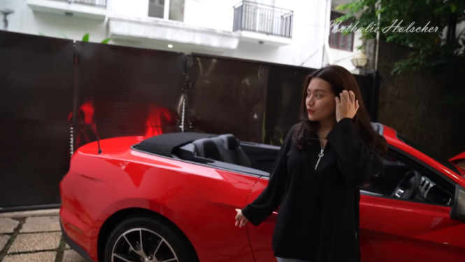 Youtube.com/NATHALIE HOLSCHER