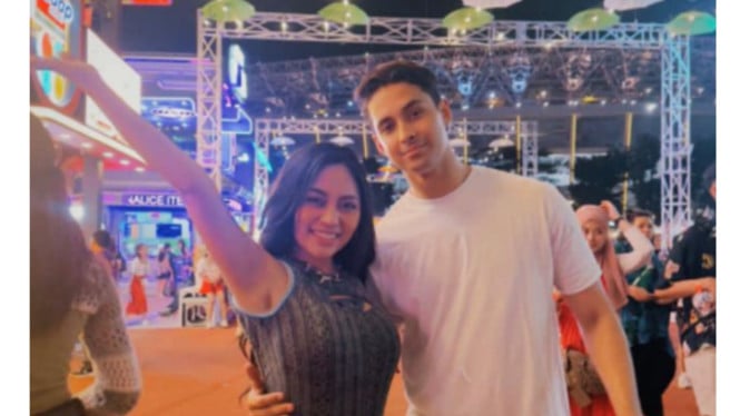 Instagram/@rachelvennya