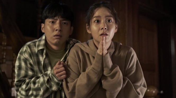 Sinopsis Film Horor Komedi Korea Show Me the Ghost (2021), Tempati