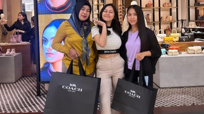 Instagram/rachelvennya