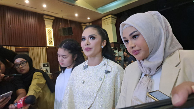 Intipseleb/Tiya Sukmawati