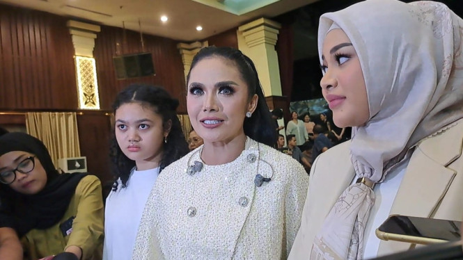 Intipseleb/Tiya Sukmawati