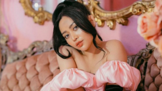 Instagram/@rachelvennya