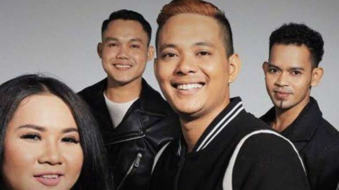 Viral Di TikTok, Intip Lirik Dan Makna Lagu Cinta Pertama - Gamma1