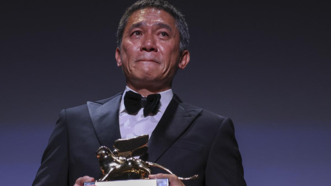 'Si Introvert' Tony Leung Menangis Dapat Penghargaan Khusus dari Venice