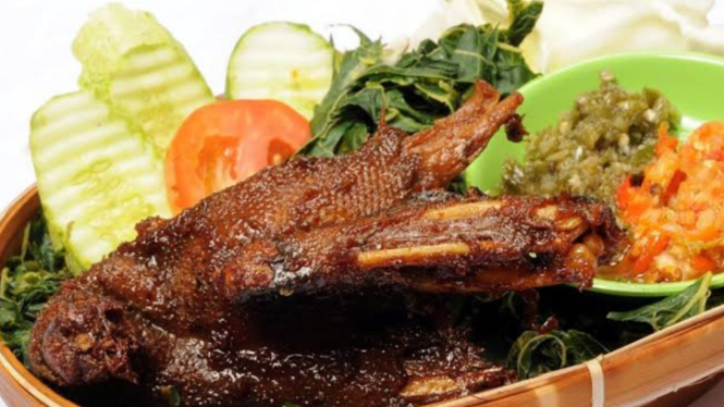 Jadi Menu Favorit, Begini Cara Memasak Bebek Hitam Bumbu Madura yang