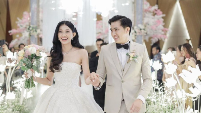 7 Potret Bucin Desy Genoveva ke Suami, Romantis Pol!
