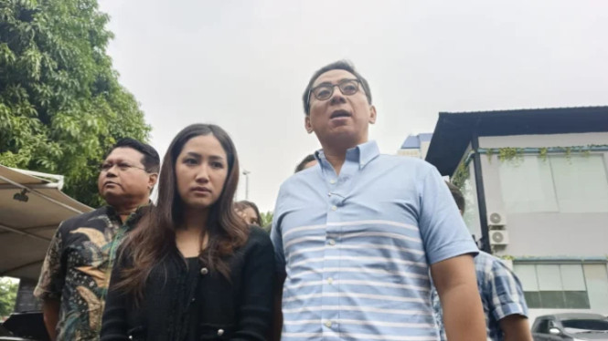 VIVA /Foe Peace Simbolon