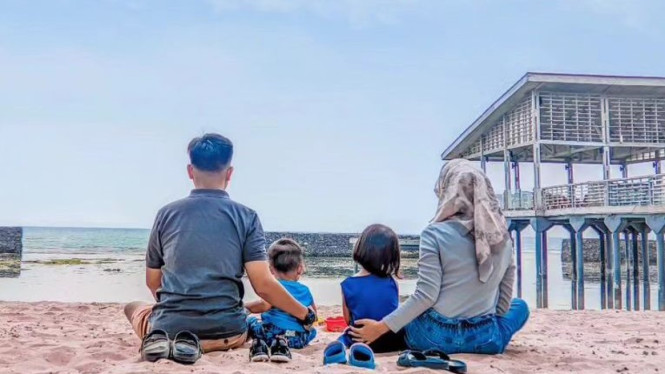 Instagram/ @astonanyer