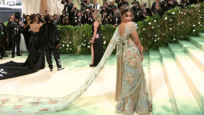 Intip Penampilan Tradisional Alia Bhatt di Met Gala 2024, Pakai Sari