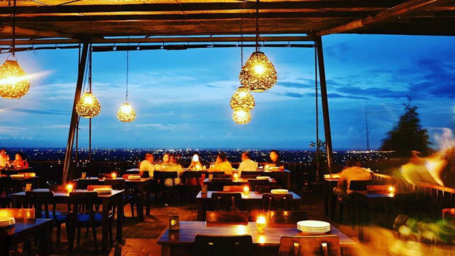 Instagram/@adonbachtier