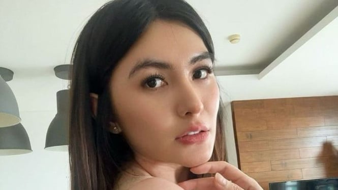 Instagram @angelalee87