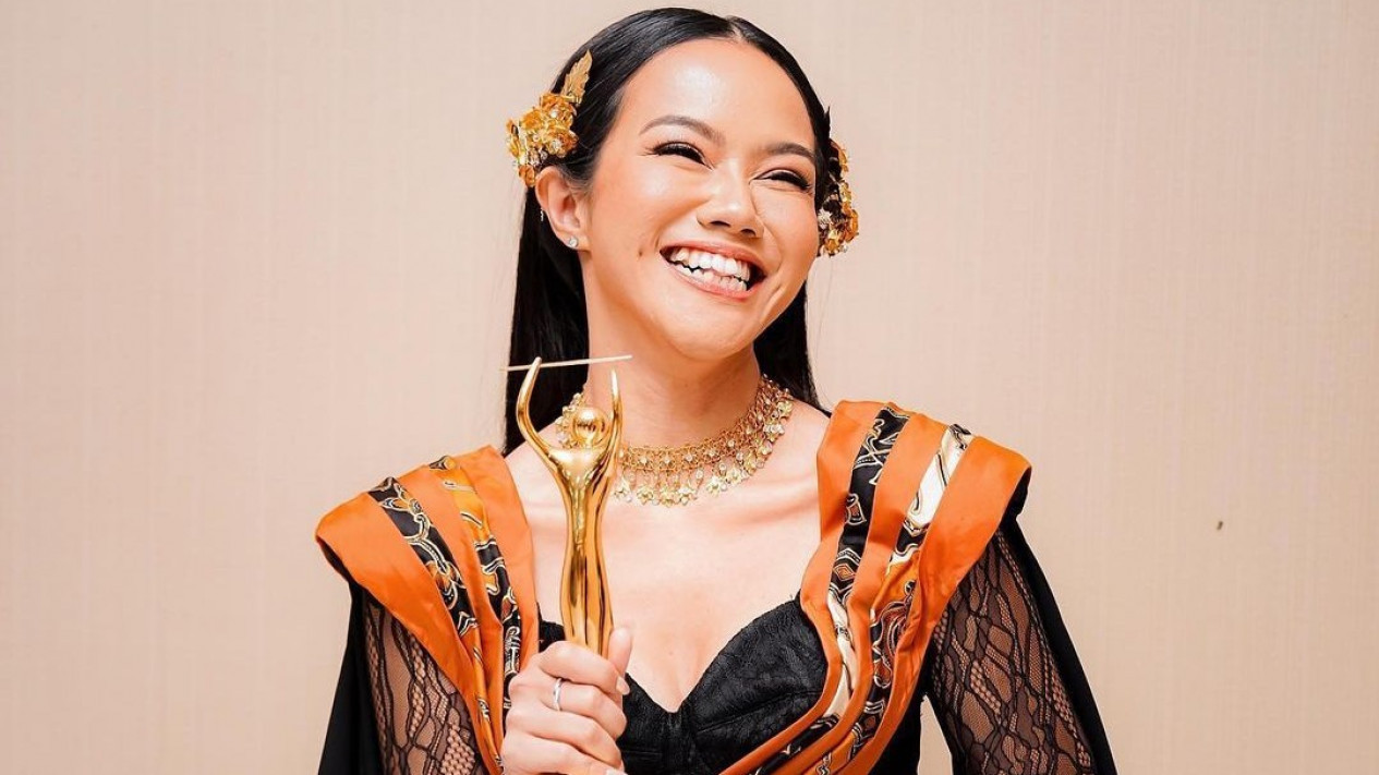 Reginaning yubkasi ostida