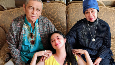 Dikeloni, Dewi Perssik Sangat Suka Dipeluk Dari Belakang!