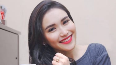 Pasang Bulu Mata Baru, Ayu Ting Ting Bikin Greget