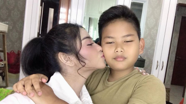 Tak Disangka! Dewi Perssik Antarkan Putra Angkatnya Daftar Akademi Polisi